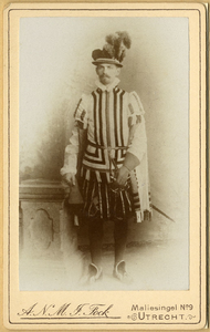 129520 Portret van Th. Snellen, deelnemer aan de maskeradeoptocht ter gelegenheid van het 52e lustrum van de ...