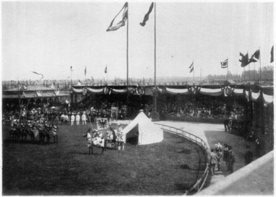 220070 Gezicht over het tournooiveld (Sportterrein bij het Hogelandse Park) te Utrecht tijdens het Ridderhofspel ter ...