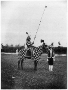 220071 Afbeelding van Karel, aartshertog van Oostenrijk, gespeeld door C. Crommelin, te paard op het tournooiveld ...
