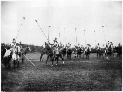 220073 Afbeelding van de deelnemers bij aanvang van het carrouselrijden, onderdeel van het Ridderhofspel ter ...