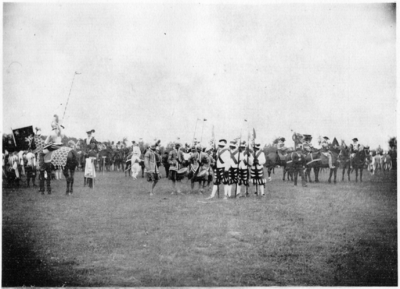 220078 Afbeelding van enkele deelnemers aan het Ridderhofspel ter gelegenheid van het 52e lustrum van de Universiteit ...