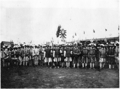 220079 Groepsportret van enkele deelnemers aan het Ridderhofspel ter gelegenheid van het 52e lustrum van de ...