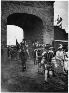 220082 Afbeelding van enkele deelnemers aan het Ridderhofspel ter gelegenheid van het 52e lustrum van de Universiteit ...