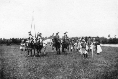220083 Afbeelding van enkele deelnemers aan het Ridderhofspel ter gelegenheid van het 52e lustrum van de Universiteit ...