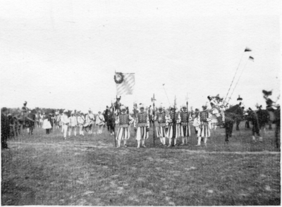 220084 Afbeelding van enkele deelnemers aan het Ridderhofspel ter gelegenheid van het 52e lustrum van de Universiteit ...