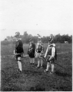 220085 Afbeelding van, v.l.n.r., de edellieden, Ladislaus Poppel (gespeeld door J.F.Th van Valkenburg), Hans Albrecht ...