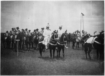 220088 Afbeelding van enkele deelnemers aan het Ridderhofspel ter gelegenheid van het 52e lustrum van de Universiteit ...