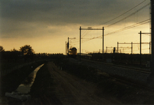 129132 Gezicht op de spoorlijn Utrecht-Amersfoort ter hoogte van Groenekan (gemeente Maartensdijk), bij avondlicht.N.B. ...