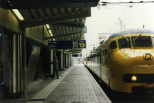 129140 Gezicht op het nieuwe perron (spoor 18/19) van het N.S.-station Utrecht C.S. te Utrecht.