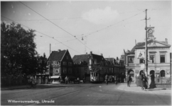 129208 Gezicht op de Wittevrouwenbrug over de Stadsbuitengracht te Utrecht met op de achtergrond de Wittevrouwenstraat ...