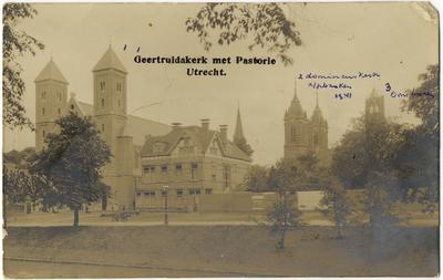 129212 Gezicht op de St.-Gertrudiskerk (Willemsplanstoen 2) te Utrecht met op de achtergrond de St.-Dominicuskerk ...