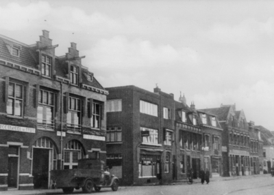 129213 Gezicht op de panden Waterstraat 99 (links) -lager te Utrecht, uit het zuidwesten, vanaf het Paardenveld. Links ...