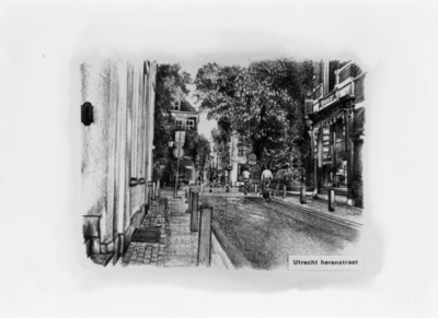 129253 Gezicht in de Herenstraat te Utrecht uit het noordoosten met op de achtergrond de Nieuwegracht met de ...
