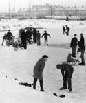 101433 Afbeelding van schaatsenrijders (en bromfietsers) op het bevroren water langs de Prof. Jordanlaan te Utrecht.