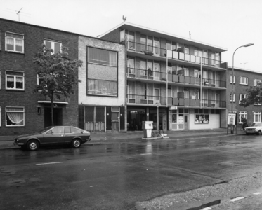 129676 Gezicht op de voorgevels van de huizen Van Hoornekade 135 (links)- lager te Utrecht; in het midden de garage Van ...