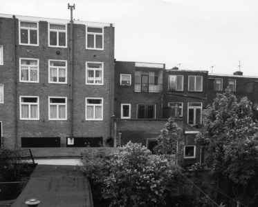 129677 Gezicht op de achtergevels van de huizen Van Hoornekade 131 (midden)-135 te Utrecht; links de achtergevel van ...