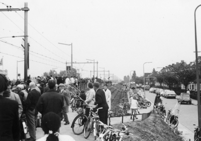 101520 Afbeelding van de opening van het N.S.-station Utrecht Overvecht te Utrecht, met rechts de Albrecht Thaerlaan.
