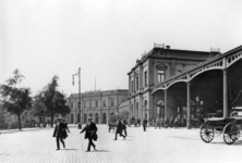 166853 Gezicht op het S.S./H.S.M.-station Rotterdam D.P. te Rotterdam.