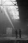 101800 Afbeelding van het blussen van een brand op het dak van de (leegstaande) Machinefabriek F. Smulders (Croeselaan ...