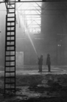 101801 Afbeelding van het blussen van een brand op het dak van de (leegstaande) Machinefabriek F. Smulders (Croeselaan ...