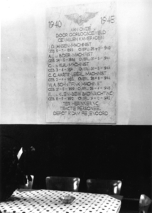 166889 Afbeelding van het gedenkteken voor tijdens de Tweede Wereldoorlog omgekomen personeelsleden van het ...