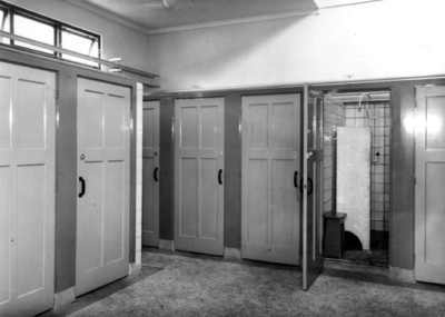 166890 Interieur van het locomotiefdepot Rotterdam Feyenoord van de N.S. aan de Hilledijk te Rotterdam: dochecellen van ...