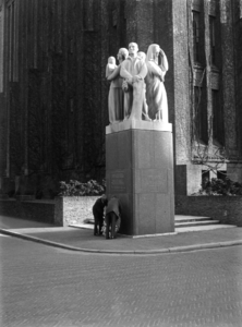 166892 Afbeelding van de kranslegging bij het monument voor tijdens de oorlog gevallen spoorwegpersoneel aan het ...