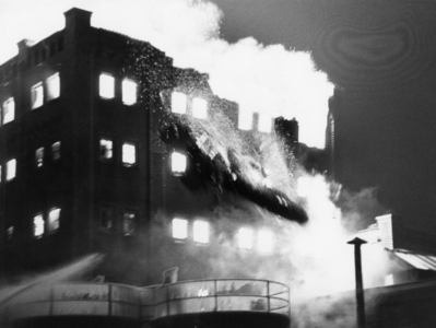 101919 Afbeelding van de brand in de opslagplaats van de Stichtse Olie- en Lijnkoekenfabriek (S.O.L., ...