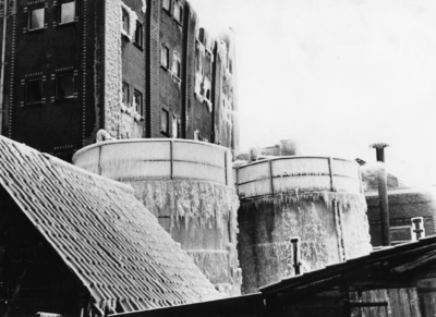 101921 Gezicht op de uitgebrande opslagplaats van de Stichtse Olie- en Lijnkoekenfabriek (S.O.L., Vaartscherijnstraat ...