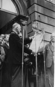128350 Afbeelding van burgemeester mr.dr. G.A.W. ter Pelkwijk op de Stadhuisbrug te Utrecht tijdens het voorlezen van ...