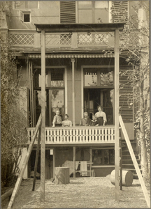 128352 Afbeelding van de bewoners op de veranda aan de achterzijde van het huis Parkstraat 35 te Utrecht met v.l.n.r. ...