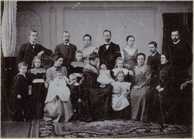 97174 Groepsportret van de familie Van Leeuwen met op de achterste rij v.l.n.r. Edmond van Leeuwen, Jan van Leeuwen ...