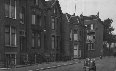 119809 Gezicht op de voorgevels van de huizen Justus van Effenstraat 9 (links)- lager te Utrecht; op de voorgrond een ...