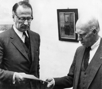 102253 Afbeelding van de overhandiging van een cheque van fl. 50.000.- door drs. J.W. Janssen, directeur van de ...