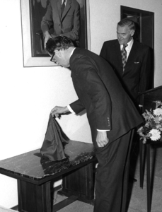 102379 Afbeelding van de onthulling van het beeldje Het Marktvrouwtje van de Utrechtse beeldhouwer Theo van de Vathorst ...