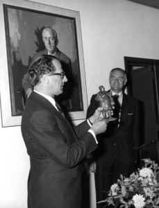 102380 Afbeelding van burgemeester H.G.I. baron van Tuyll van Serooskerken met het juist door hem onthulde beeldje Het ...