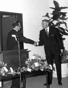 102381 Afbeelding van burgemeester H.G.I. baron van Tuyll van Serooskerken (links) die mr. F.A.R. Barge (directeur van ...