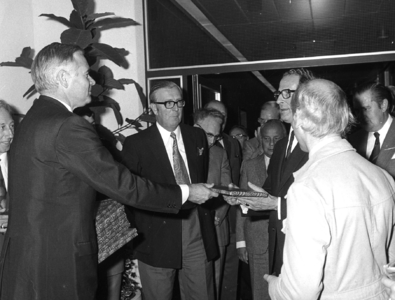 102382 Afbeelding van mr. F.A.R. Barge, directeur van V&D, die burgemeester H.G.I. baron van Tuyll van Serooskerken het ...