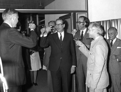 102383 Afbeelding van het heffen van het glas ter gelegenheid van de opening van het nieuwe warenhuis van Vroom & ...