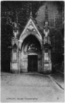 129346 Afbeelding van de neogotische westelijke toegangspoort tot de kruisgang van de Domkerk aan het Domplein te Utrecht.