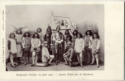 129369 Groepsportret met R.W.F. van Bijlandt, deelnemer aan de maskeradeoptocht te Utrecht ter gelegenheid van het 53e ...