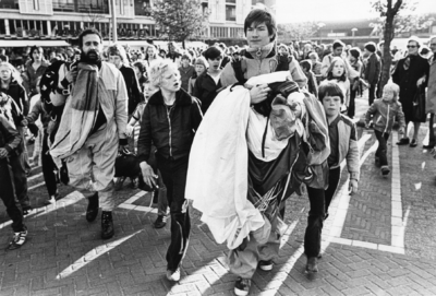 102655 Afbeelding van twee parachutisten (gevolgd door een grote menigte belangstellenden) die tijdens de opening van ...