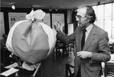 102658 Afbeelding van wethouder C. Pot tijdens het doorprikken van een ballon in het jongerencentrum Kargadoor ...