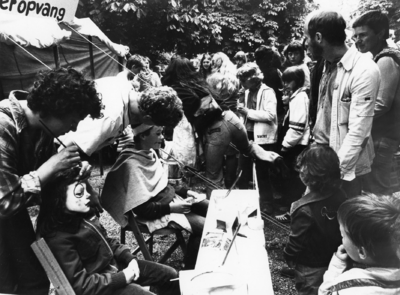 102662 Afbeelding van het Anti-Unie Spektakel in het Julianapark te Utrecht, met een stand waar kinderen zich kunnen ...