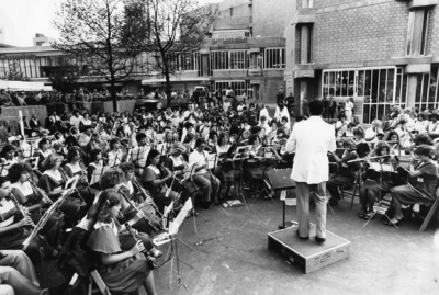 102676 Afbeelding van het openlucht-concert door de Amerikaanse Golden Gate Music Ambassadors (onder leiding van ...