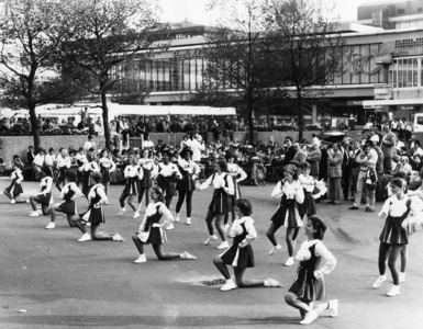 102677 Afbeelding van het openlucht-concert met dansbegeleiding van pom-pom girls door de Amerikaanse Golden Gate Music ...