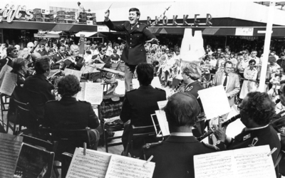 102681 Afbeelding van een uitvoering door de Koninklijke Militaire Kapel (onder leiding van Pierre Kuypers) ter ...