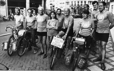 102688 Afbeelding van de fietsende Groenhemden die in het kader van de Europese samenwerking een fietstocht door Europa ...