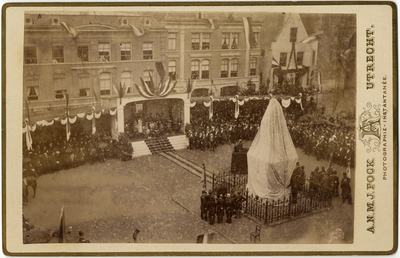 128364 Afbeelding van de toespraak van, vermoedelijk, ds. A.R. Ruitenschild, bij de onthulling van het standbeeld van ...