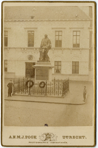 128365 Afbeelding van het standbeeld van Jan van Nassau (Munsterkerkhof) te Utrecht.N.B. Jan van Nassau vervulde in ...